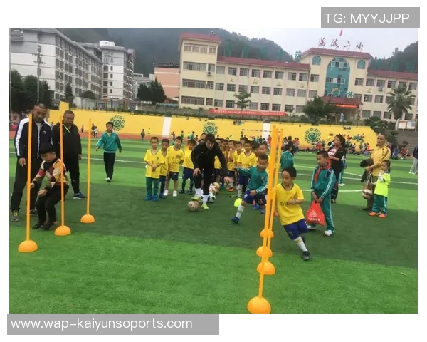 新疆师范大学足球队奋勇拼搏展现青春风采助力校园体育文化发展